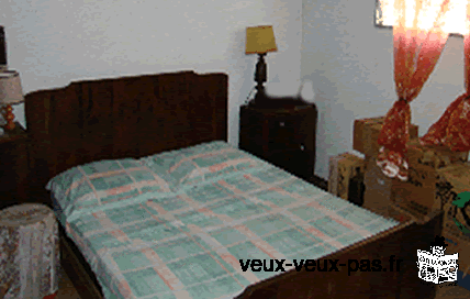 A VENDRE: Chambre : lit sommier matelas 2 chevets + armoire