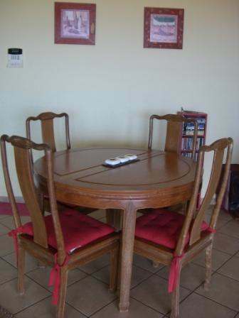 A vendre : Table ronde et chaises en palissandre
