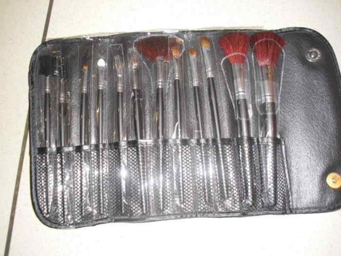 A vendre kit de 12 pinceaux maquillage