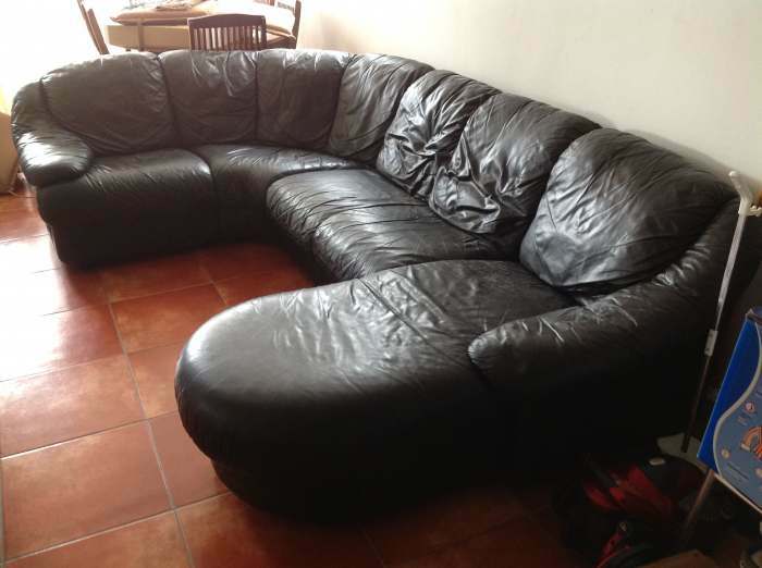 Canapé d'angle noir entièrement en cuir