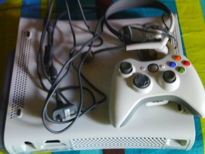 Jeux Xbox 360 + 9 60giga un kit de recharge contrôleur + contrôleur + casque