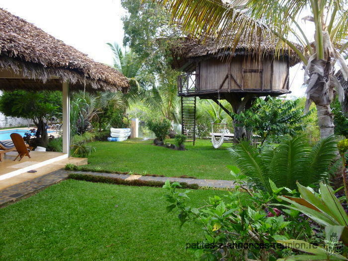Villa,bungalow,cabane dans les arbres,les pieds dans l'eau,à Nosy be,Madagascar.