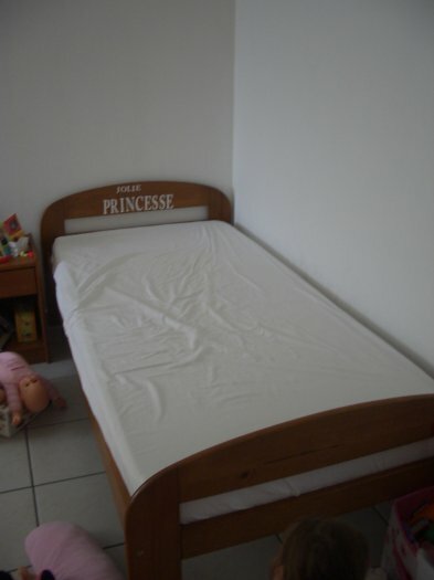 lit enfant avec matelas et table de chevet