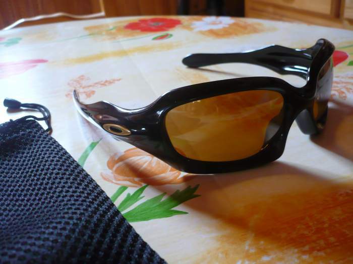 vend lunettes OACKLEY a 60€.
