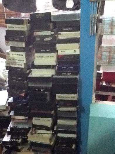 vends + de 200 cassettes vidéos originaux et enregistrés (films américains et français)