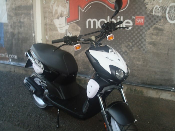 vends scooter MBK stunt nacked neuf