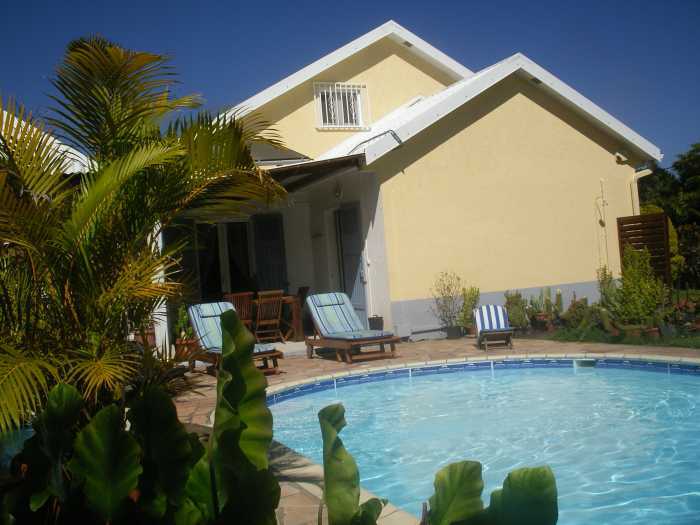 villa, piscine, jacuzzi, 1400 m2 de terrain, verger de 5000 m2, proche plage (15 min.), 12 personnes