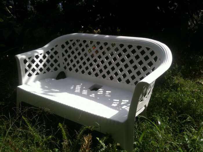 Banc de jardin blanc état neuf 25 euros