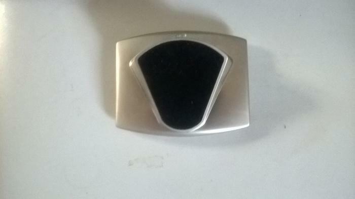Belle petite pendule de bureau Gris argent Dessous en feutre noir 8.5 cm de large 7 cm de long 1.