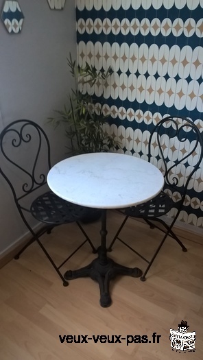 TABLE BISTROT MARBRE + 2 CHAISES