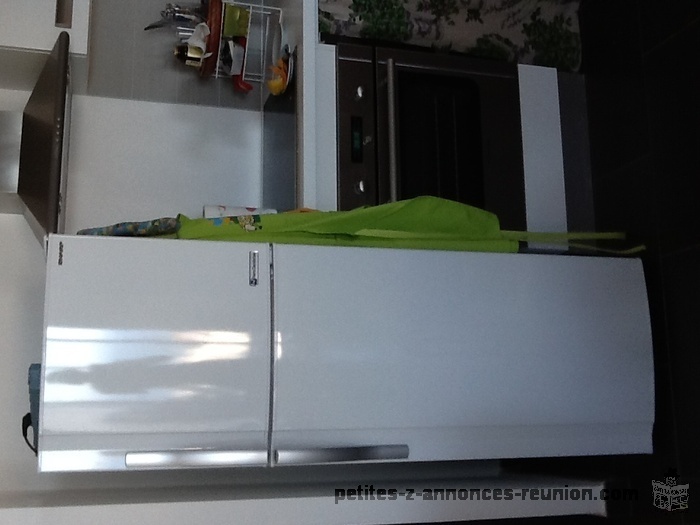 Vends réfrigérateur- congélateur marque Sharp, 252 litres