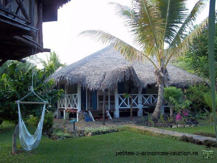 Villa,bungalow,cabane dans les arbres,les pieds dans l'eau,à Nosy be,Madagascar.