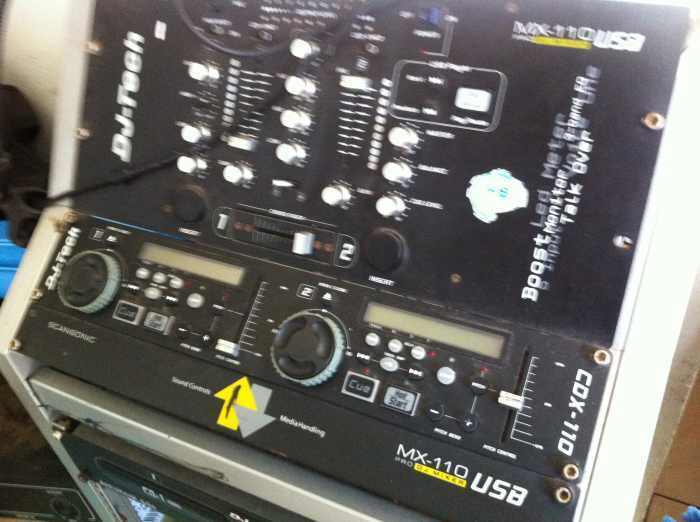 vend ensemble sono dj tech + 2 enceintes 700e A DEBATTRE