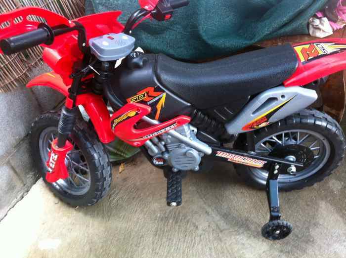 vend moto electrique pour enfant 100e A DEBATTRE