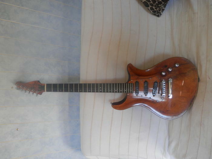 vends guitare CLAIN modèle Bereta