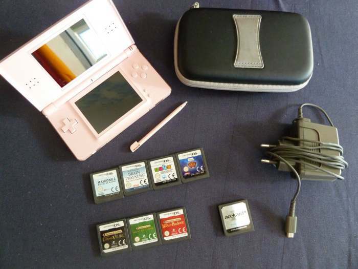 vends nintendo DS lite rose + 43 jeux et housse dure TBE